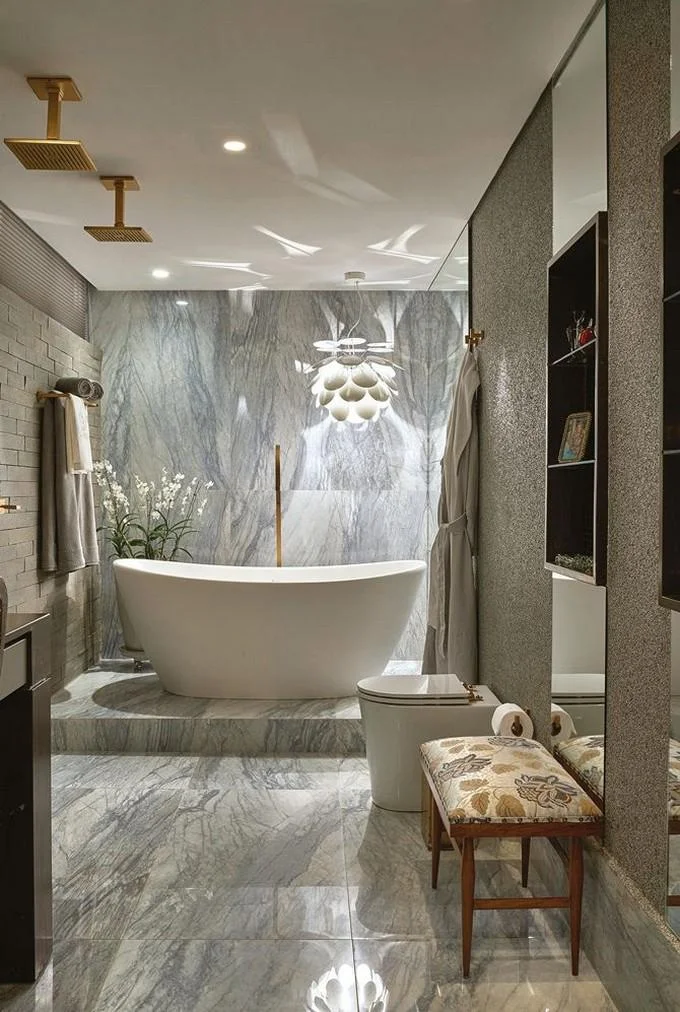 Compact bathroom with a bath and marble-effect finishes